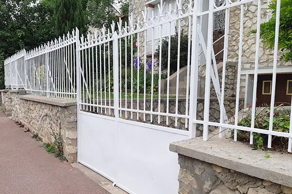 Peintre mur de cloture - Le passeur de couleurs Peintre mur de cloture - Le passeur de couleurs