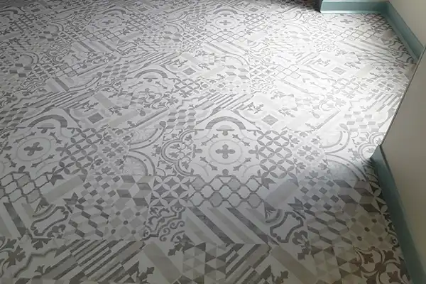 Pose d’un revêtement de sol PVC décoratif imitation carreaux de ciment